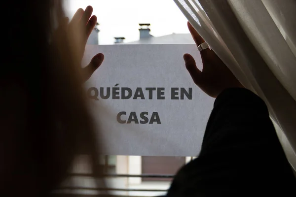 Notu olan kız, pencerenin önünde dur.