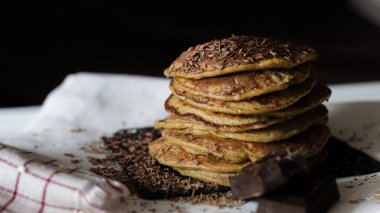 Yulaf kekleri ve Kakaolu Kekler Siyah bir zeminde
