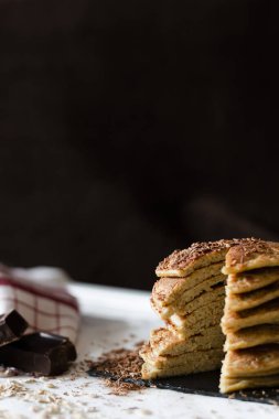 Yulaf kekleri ve Kakaolu Kekler Siyah bir zeminde