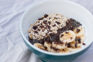 Banana yulaflı yoğurt topu ve beyaz bir sırt çantasına kakao.