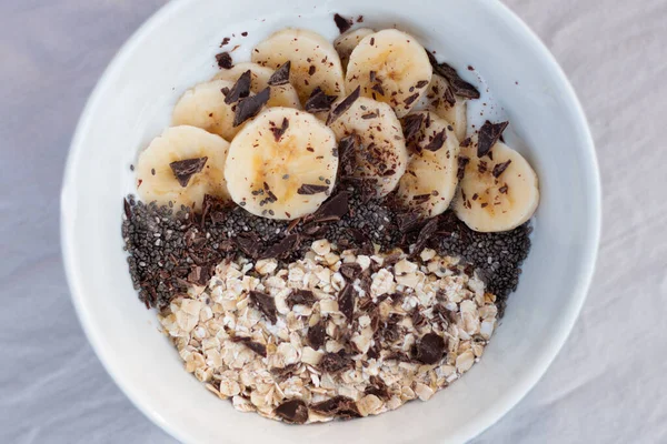 Banana yulaflı yoğurt topu ve beyaz bir sırt çantasına kakao.