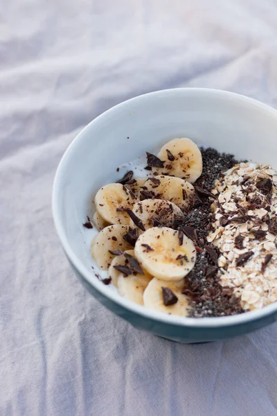 Banana yulaflı yoğurt topu ve beyaz bir sırt çantasına kakao.