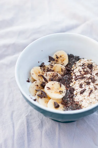 Banana yulaflı yoğurt topu ve beyaz bir sırt çantasına kakao.