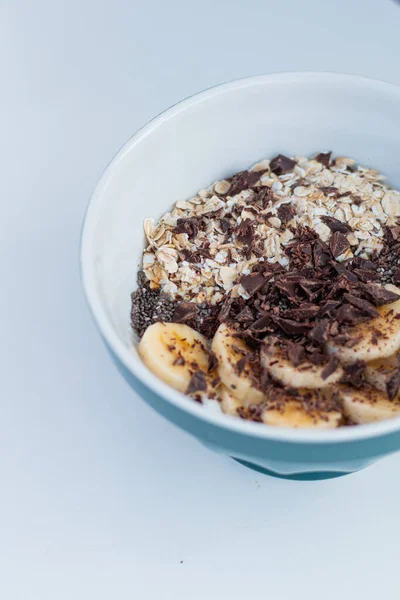 Banana yulaflı yoğurt topu ve beyaz bir sırt çantasına kakao.