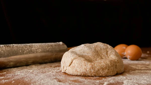 Pizza hamuru ve pizza yapmak için daha fazla ürün.