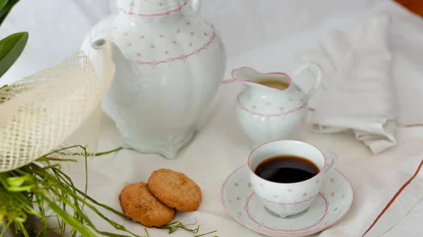 Masada kurabiyeler olan kahve.