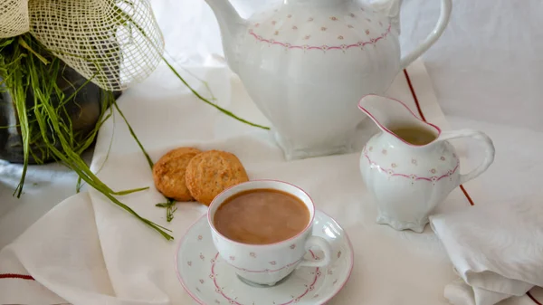 Masada kurabiyeler olan kahve.