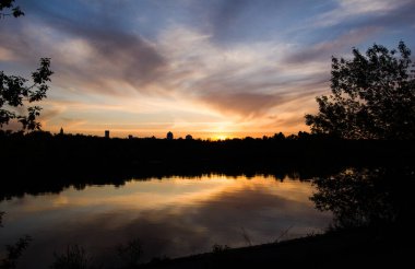 Dnipro nehrinin üzerinde turuncu gökyüzü