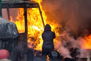 Arkaplanda adam ve ateş