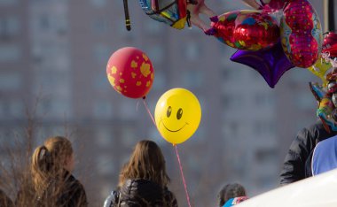 Kırmızı balon ve sarı balon