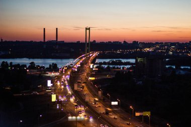 Kyiv şehrinin akşam manzarası