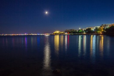 Gece şehrinin sudaki yansımaları.