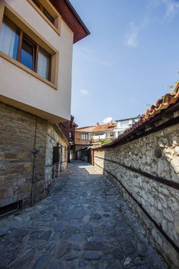 Akdeniz şehrinin boş caddesi