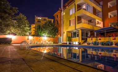 Havuzlu otelin gece manzarası