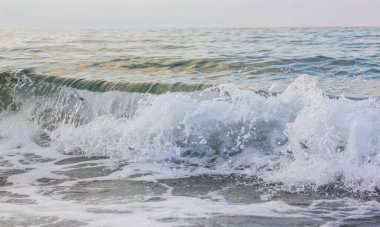 Sabah beyaz köpüklü wawes