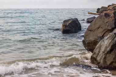 Sabah deniz ve kayalar