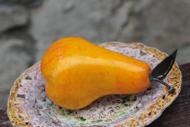 bir tabakta yapay sarı armut