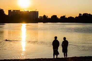 Gölde altın gün batımı