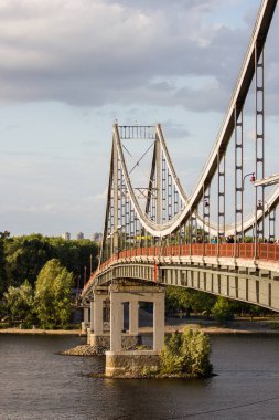 Nehrin üzerinde büyük bir köprü