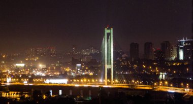 Gün batımında şehirde büyük bir köprü