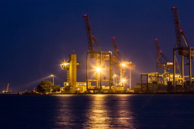 Limanın parlak ışıkları