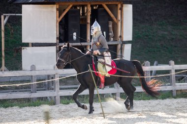 Siyah atlı şövalye.