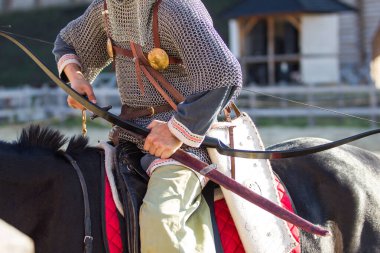 Şövalye kılıcı tut.