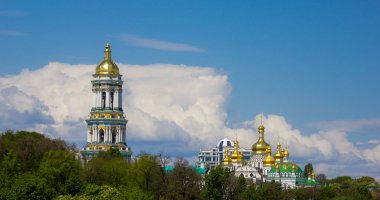 Kilise ve mavi gökyüzü