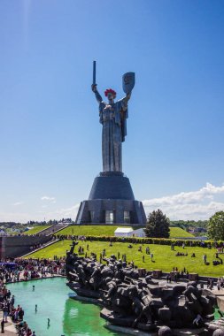 Anavatanın heykeli.