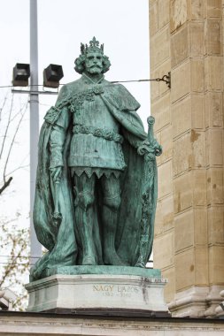 Budapeşte 'deki Nagy Lajos bronz heykeli