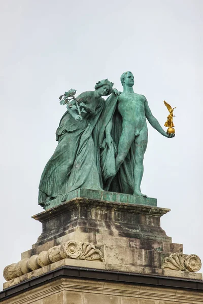Bronze statue of man and woman in Budapest