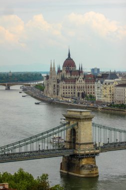 Macaristan Parlamentosu Dunai 'ye bakıyor