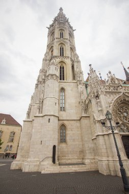 Aziz Matyash Kilisesi 'nin taş kulesi.