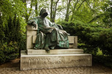 Vajdahunyad kalesinde Anonymus heykeli