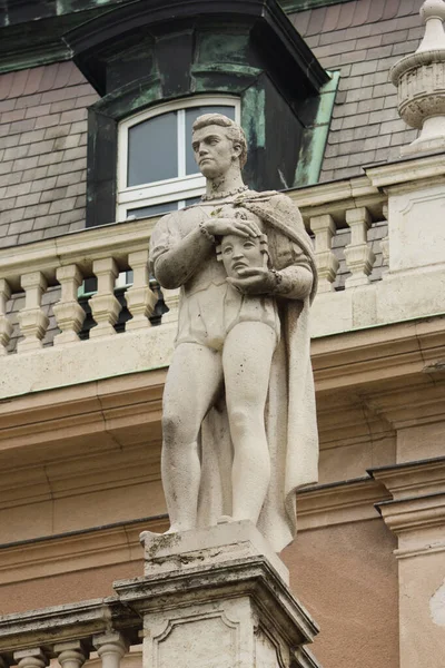 Staty Man Med Huvud Händerna — Stockfoto