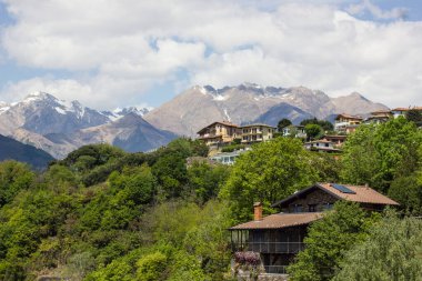 Alp dağlarında bir otel.