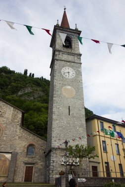 İtalya 'daki eski taş saat kulesi