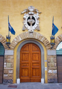 Bayraklı ahşap kapı