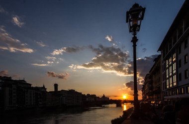 Şehir ve nehir üzerinde gün batımı