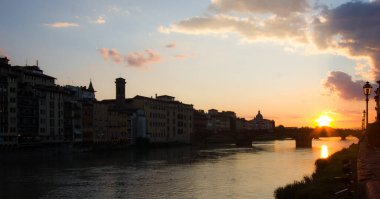 Şehir ve nehir üzerinde gün batımı