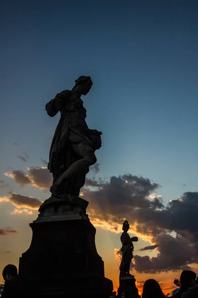 Silhueta Estátua Com Nuvens — Fotografia de Stock