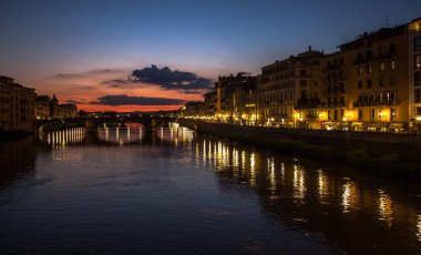 Nehirdeki gece kasabasının yansımaları