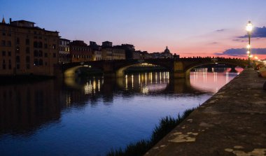 Nehirdeki gece kasabasının yansımaları