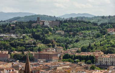 Şehrin ortasındaki kale kuleleri.