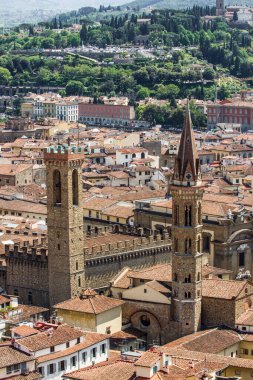 Şehrin ortasındaki kale kuleleri.