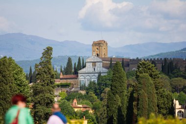 Bahçedeki antik kale kulesi