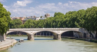 Bridhe Roma 'da Tibre' nin üstünde