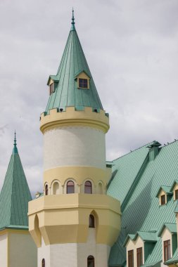 Yeşil çatıları olan peri kalesi kulesi