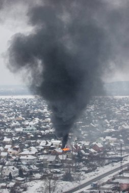 Köydeki yangından çıkan duman