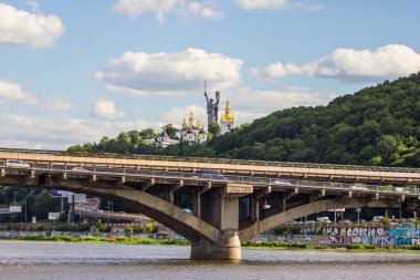 Kyiv 'in merkezinde bir köprü